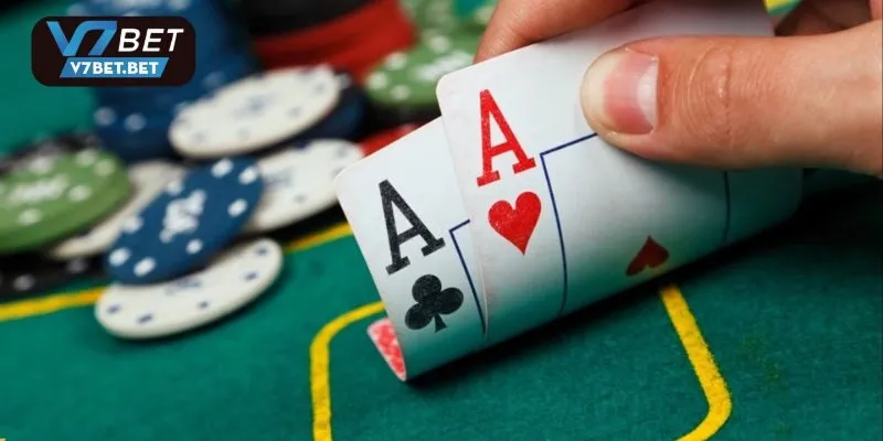 Quan tâm đến bộ bài của đối thủ cùng chơi poker V7bet